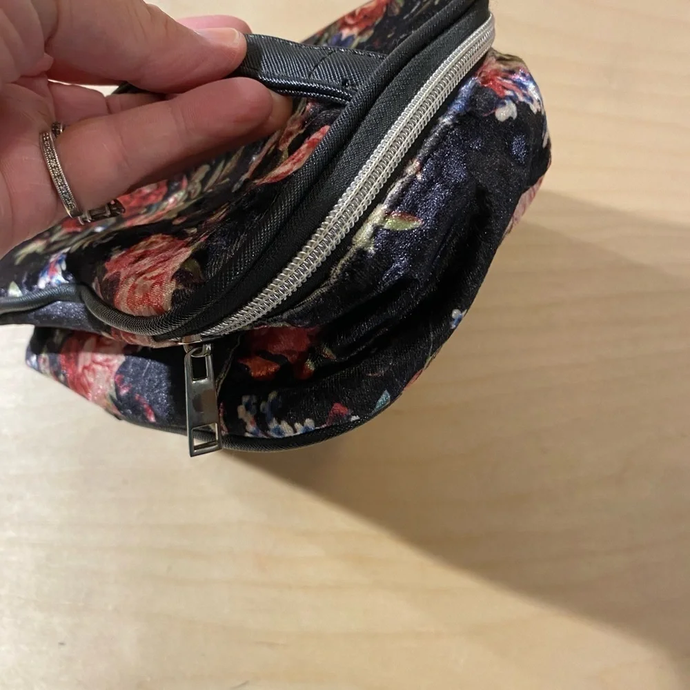 Under One Sky Floral Velvet Women's Cosmetic Bag (MG)